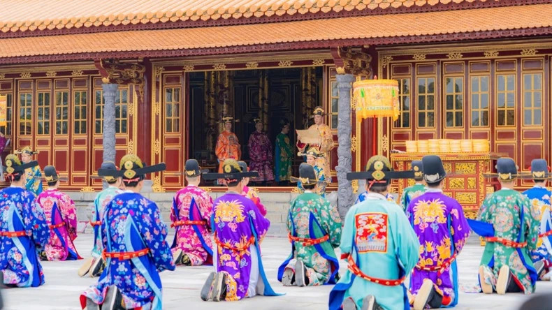 The reenactment of the Nguyen Dynasty’s Grand Audience Ceremony in a theatrical form. (Photo: NDO)