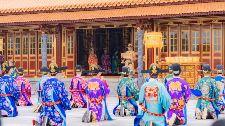 The reenactment of the Nguyen Dynasty’s Grand Audience Ceremony in a theatrical form. (Photo: NDO)