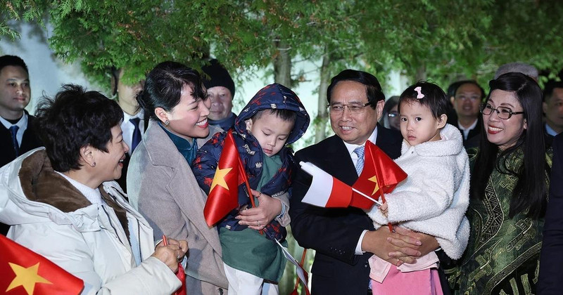 Prime Minister Pham Minh Chinh and his spouse meet with the staff of the Vietnamese Embassy and representatives of the Vietnamese community in Poland on January 16 evening (local time). (Photo: VNA)