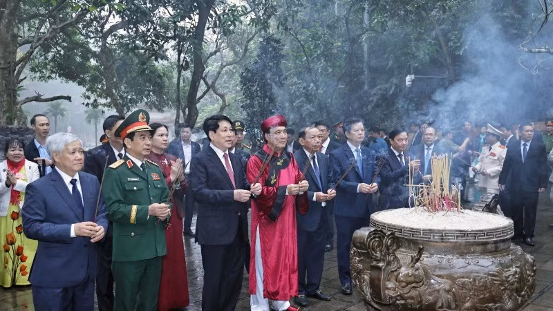 State President Luong Cuong offers incense at the Hung Kings' Tomb. (Photo:Ngoc Long)
