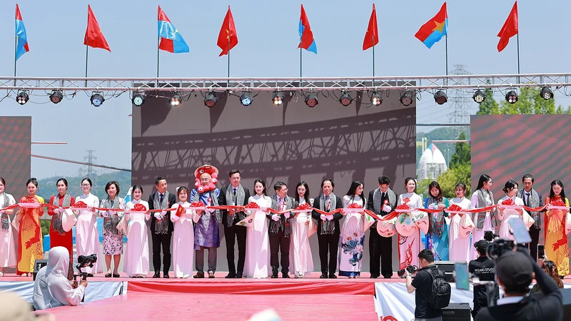 Ribbon cutting ceremony to open the festival. (Photo: The Organising Board)