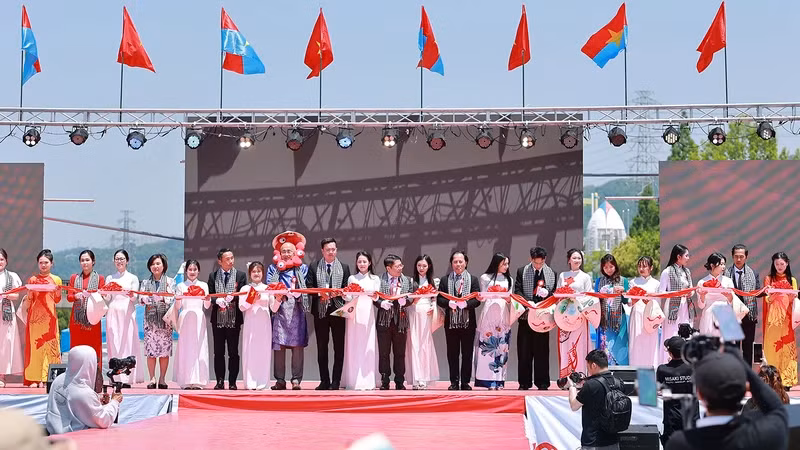 Ribbon cutting ceremony to open the festival. (Photo: The Organising Board)