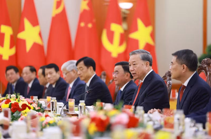 Party General Secretary To Lam and members of the Vietnamese high-level delegation at the talks.