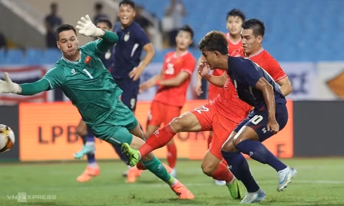 The moment Suphanat Mueanta (No. 10) scored in Thailand's 2-1 friendly win over Vietnam at My Dinh Stadium, Hanoi, on the evening of September 10, 2024. (Photo: Hieu Luong)
