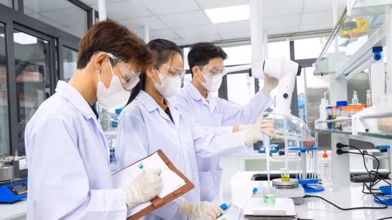 Students at Phenikaa University conducting laboratory experiments. (Photo: THOM VU)
