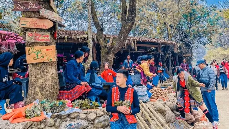 Visiting Sin Suoi Ho on a Saturday or Sunday, visitors can experience the market in the village.