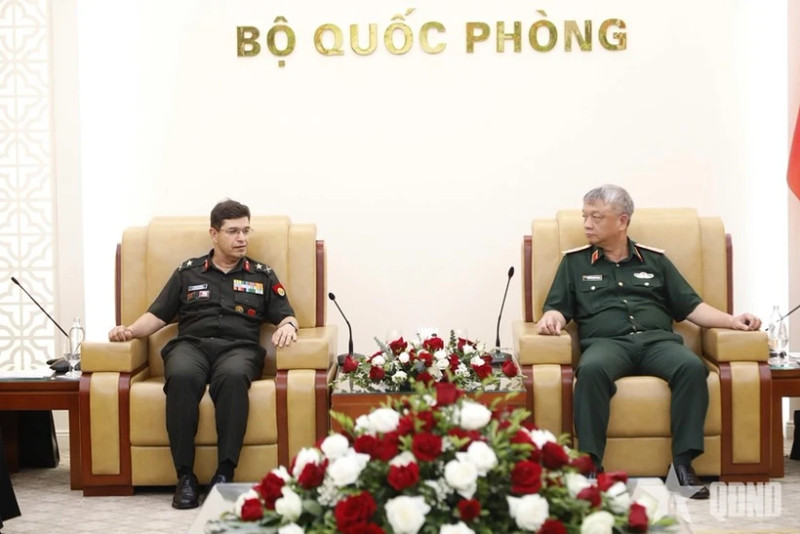Lieut. Gen. Nguyen Quang Ngoc, Deputy Chief of the General Staff of the Vietnam People’s Army, receives Major General Akaash Johar, Deputy Director General of the International Cooperation Department under India’s Ministry of Defence. (Photo: qdnd.vn)