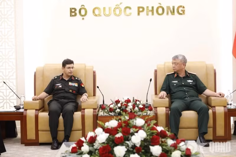 Lieut. Gen. Nguyen Quang Ngoc, Deputy Chief of the General Staff of the Vietnam People’s Army, receives Major General Akaash Johar, Deputy Director General of the International Cooperation Department under India’s Ministry of Defence. (Photo: qdnd.vn)
