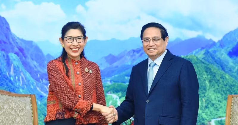 Prime Minister Pham Minh Chinh (right) and Thai Ambassador Urawadee Sriphiromya. (Photo: VNA)