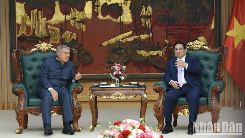 Prime Minister Pham Minh Chinh (R) and R.N. Minnikhanov, Head of the Republic of Tatarstan of the Russian Federation in Hanoi on March 21. (Photo: NDO)