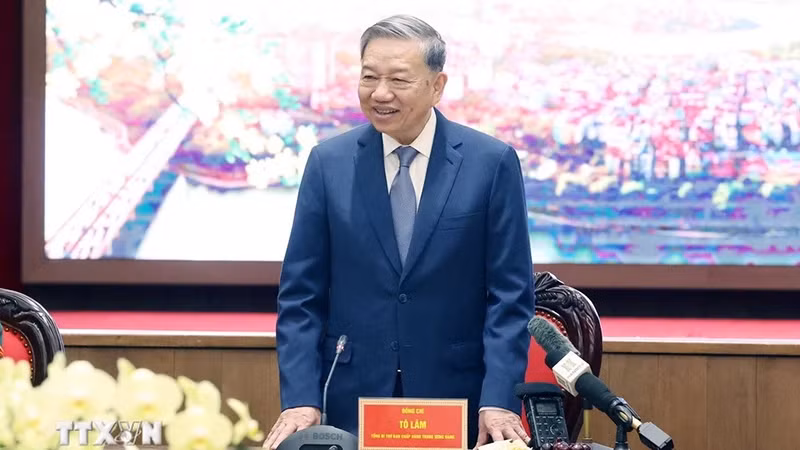 The Party chief wishes the authorities and people of Hanoi a happy Lunar New Year. (Photo: Thong Nhat/VNA)