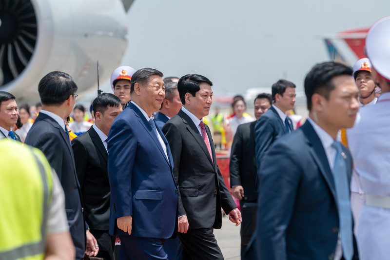 President Luong Cuong welcomes General Secretary of the Communist Party of China Central Committee and President of China Xi Jinping.