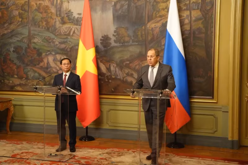 Deputy Prime Minister and Minister of Foreign Affairs Bui Thanh Son (L) and Russian Foreign Minister Sergey Lavrov at the press conference following their talks in Moscow on April 2. (Photo: VNA)