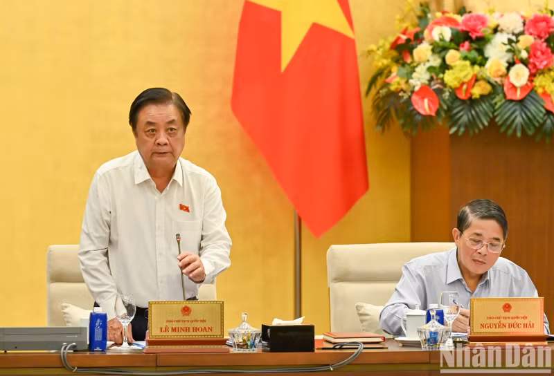 Chairman of the NA’s Committee on Science, Technology and Environment Le Quang Huy delivers a summary of the appraisal report on the draft amended Law on Atomic Energy. Chairman of the NA’s Committee on Science, Technology and Environment Le Quang Huy delivers a summary of the appraisal report on the draft amended Law on Atomic Energy.