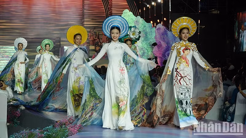 An Ao Dai performance at the opening ceremony (Photo: NDO)
