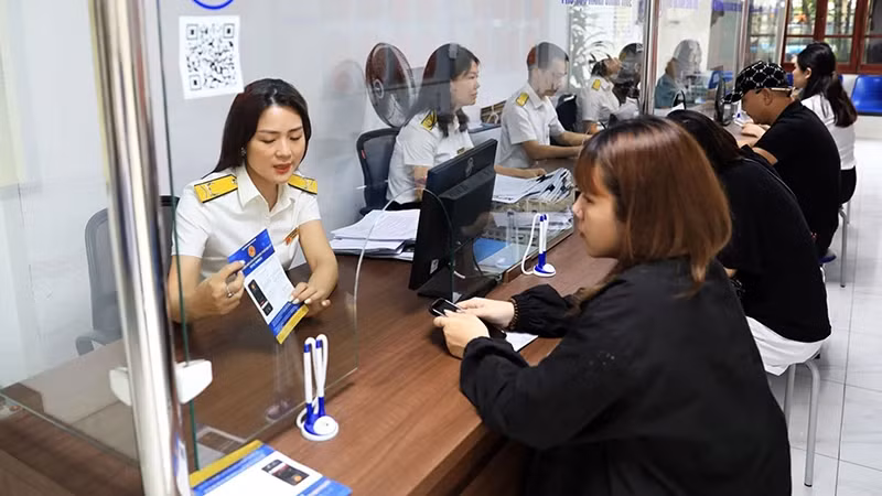 People conduct transactions at the Tay Ho District Tax Department in Hanoi. (Photo: NGUYEN QUANG)