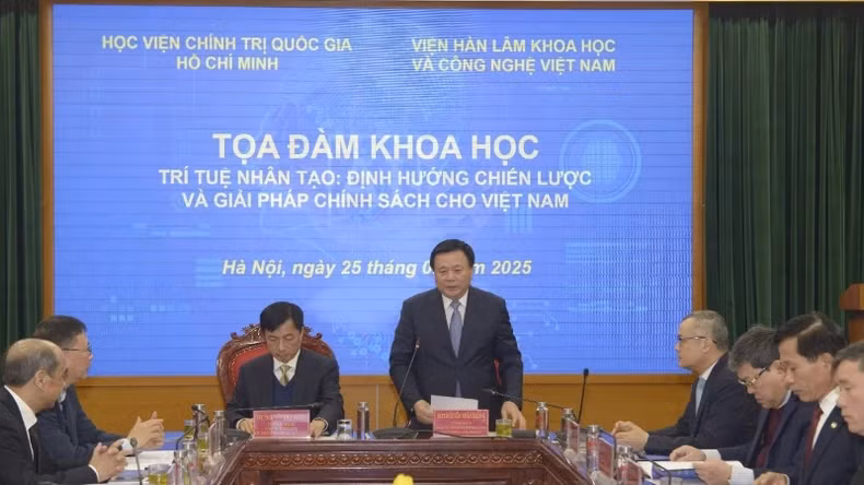 Politburo member Nguyen Xuan Thang speaking at the forum