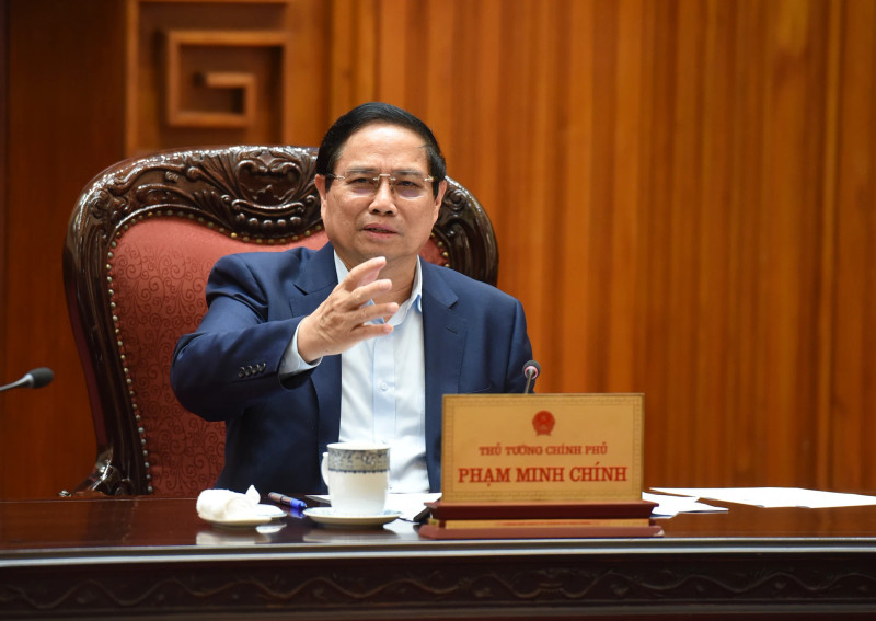 Prime Minister Pham Minh Chinh speaks at the meeting between standing cabinet members and leaders of ministries, sectors, and localities on April 5. (Photo: NDO)