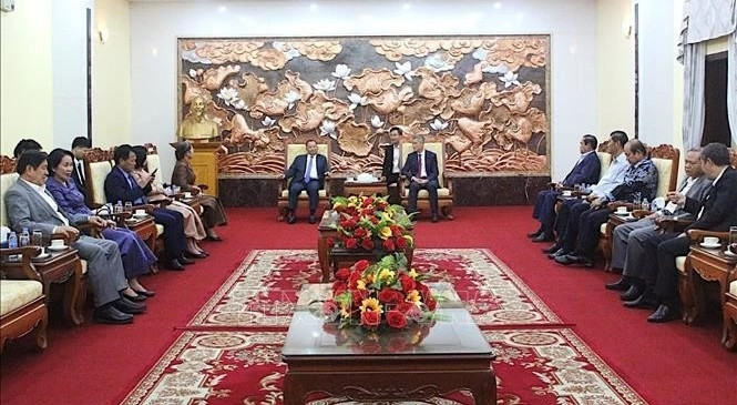 Vietnamese Ambassador to Cambodia Nguyen Minh Vu meets with representatives from the Standing Board of the Cambodian People’s Party. (Photo: VNA)