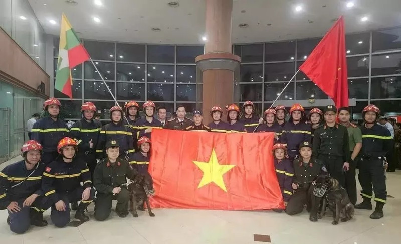 The Vietnamese rescue team arrives in Yangon airport in Myanmar on March 30 afternoon (Photo: VNA)