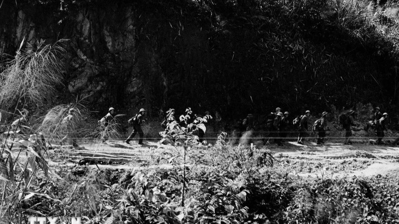 The Tri Thien Liberation Army enters the battlefield, marking the beginning of the campaign. (Photo: Do Trang/VNA)