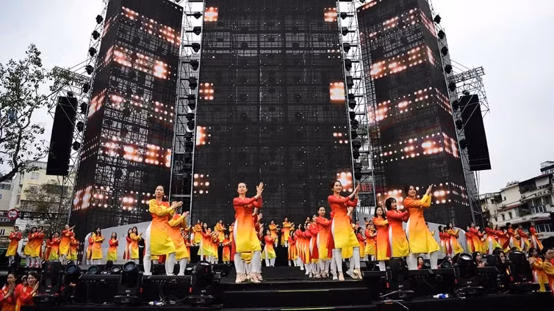 The Ao Dai Festival at Dong Kinh Nghia Thuc Square (Photo: The Duong)