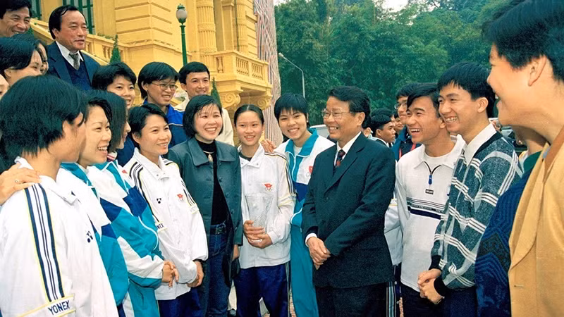President Tran Duc Luong meets young talents in education, culture, arts, and sports (Ha Noi, January 23, 2000). (Photo: VNA)