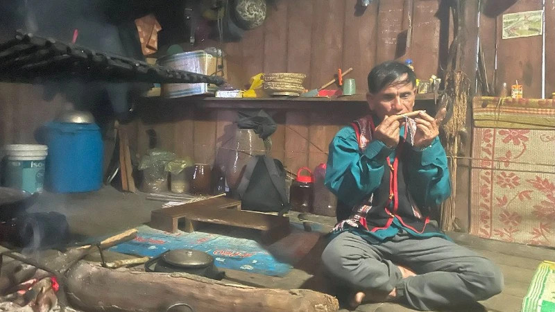 Meritorious Artisan A Le (Kon Chenh Village, Mang Canh Commune, Kon Plong District, Kon Tum Province), recognised for his work in folk performing arts. (Photo: Ngoc Lien)