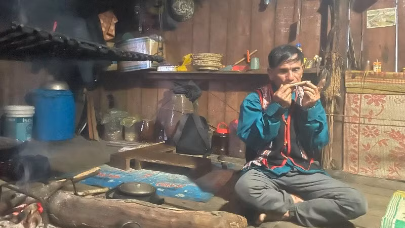 Meritorious Artisan A Le (Kon Chenh Village, Mang Canh Commune, Kon Plong District, Kon Tum Province), recognised for his work in folk performing arts. (Photo: Ngoc Lien)