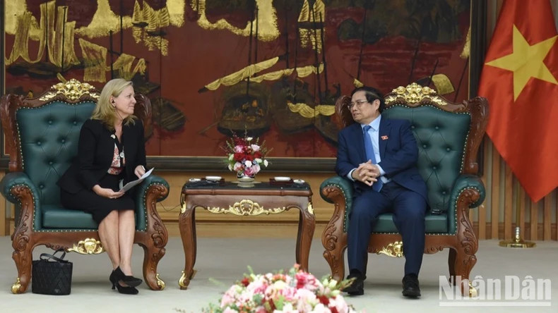 Prime Minister Pham Minh Chinh (R) receives Mariam J. Sherman, World Bank Country Director for Viet Nam, Cambodia and Laos in Ha Noi on May 15. (Photo: NDO)