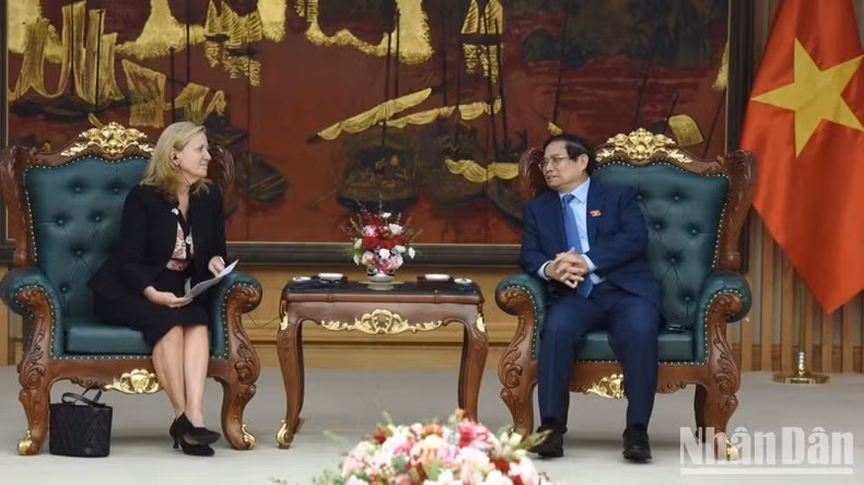 Prime Minister Pham Minh Chinh (R) receives Mariam J. Sherman, World Bank Country Director for Viet Nam, Cambodia and Laos in Ha Noi on May 15. (Photo: NDO)