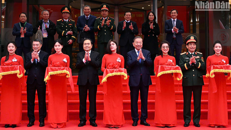 General Secretary To Lam, National Assembly Chairman Tran Thanh Man, and other Party and State leaders inaugurate the Institute for Health Protection of Central Officials.
