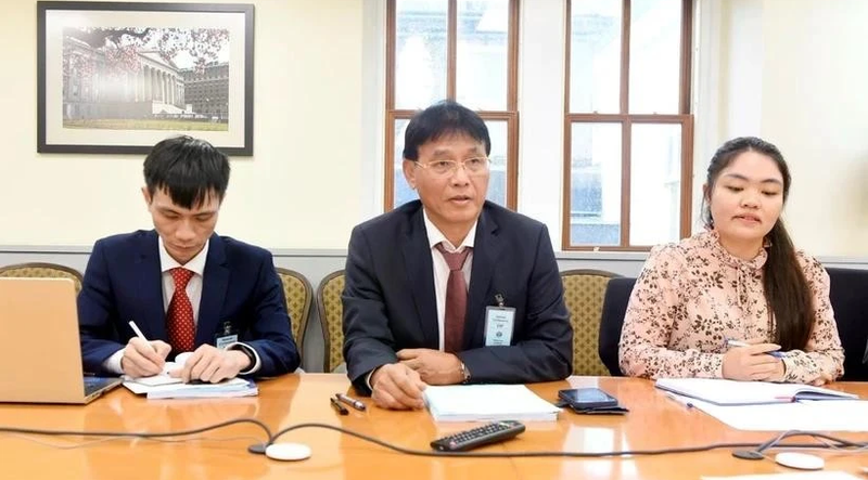 Deputy Director of the Department of Taxation Dang Ngoc Minh (centre) at the working session with Deputy Assistant Secretary for International Tax Affairs at the US Department of the Treasury Rebecca Burch. (Photo: VNA)