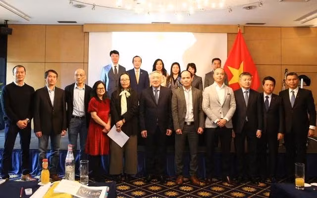 Participants at the meeting 