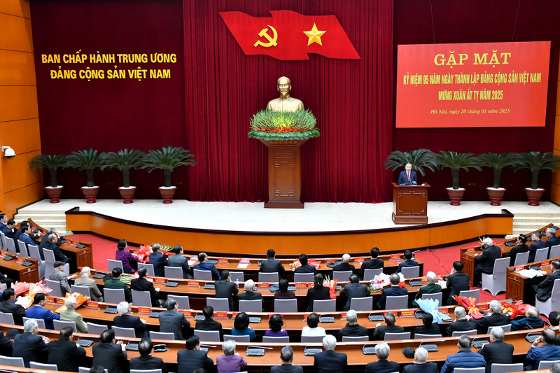 The Politburo and Secretariat organise the meeting to commemorate the Party’s 95th anniversary and to extend Lunar New Year greetings 