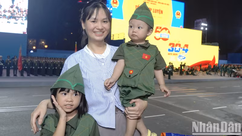 After watching the powerful parade display, Nguyen Cuong Thinh’s family (District 1) shares that they feel immense pride and hope for a new era for the nation.