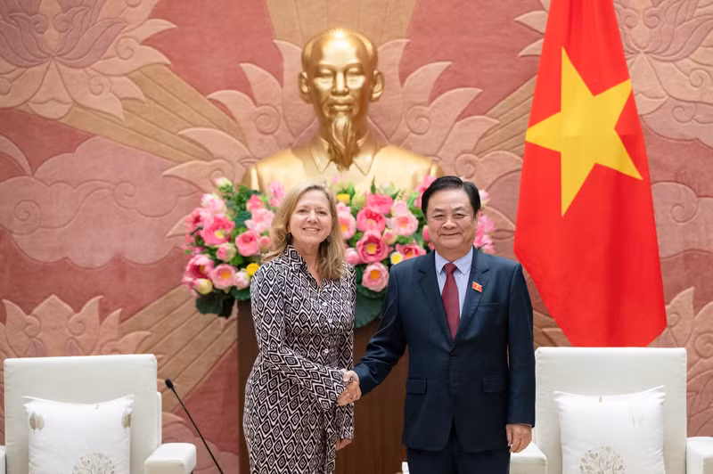 National Assembly (NA) Vice Chairman Le Minh Hoan (R) shakes hands with Mariam J. Sherman, World Bank Country Director for Vietnam, Cambodia and Laos. (Photo: quochoi.vn)