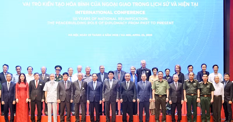 President Luong Cuong with delegates at the international conference 