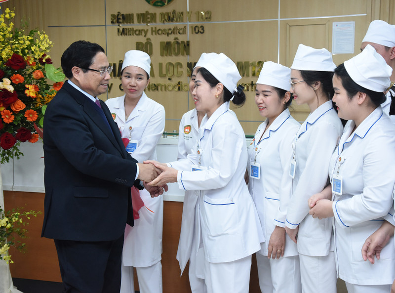 Prime Minister Pham Minh Chinh with medical staff of Military Hospital 103 (Military Medical Academy).