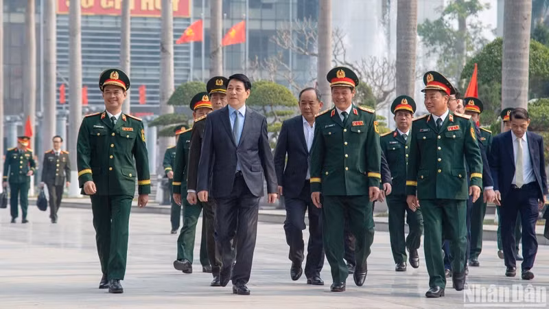 President Luong Cuong visits the Special Operation Arms (Photo: NDO)