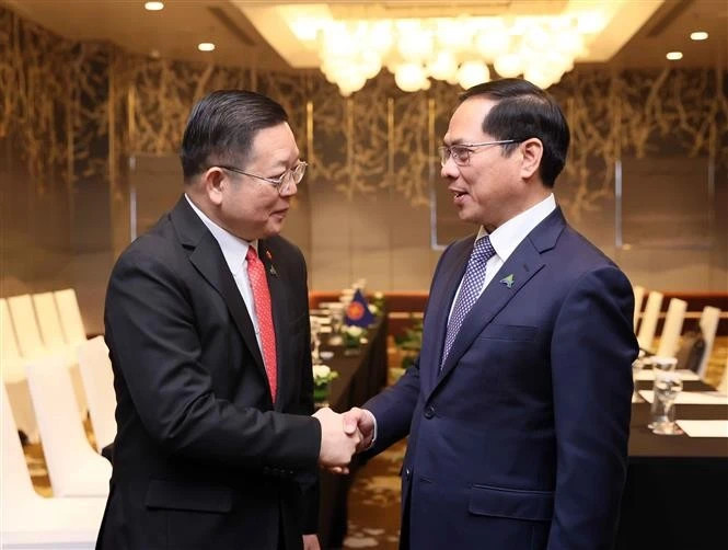 Deputy Prime Minister and Minister of Foreign Affairs Bui Thanh Son meets with ASEAN Secretary-General Kao Kim Hourn in Hanoi on February 25, 2025. (Photo: VNA)