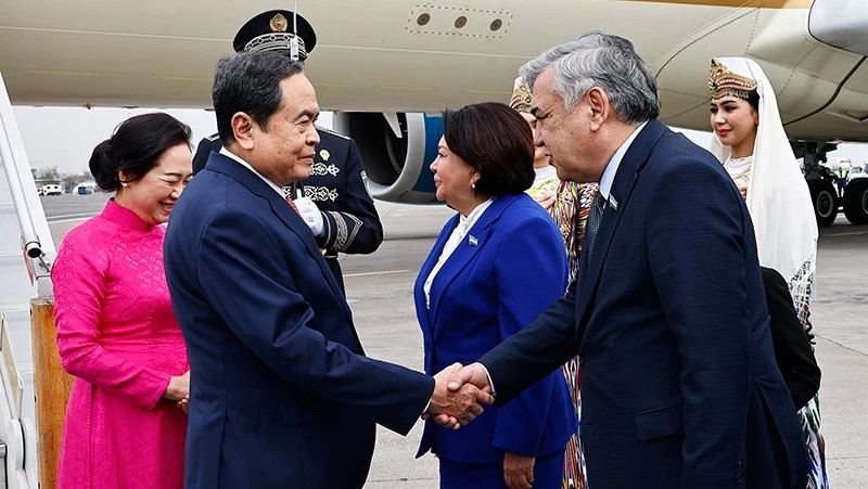 National Assembly Chairman Tran Thanh Man welcomed at the I.Karimov Tashkent International Airport. (Photo: VNA)