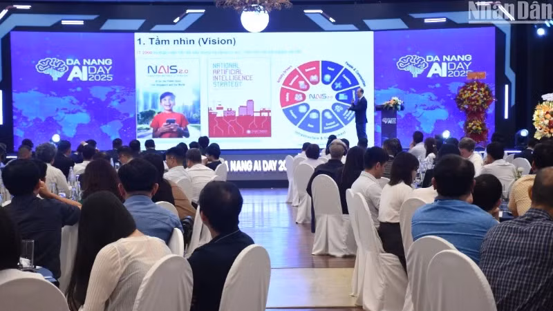 Many leading experts in the field of AI share insights and strategic recommendations directly with Da Nang during the seminar. (Photo: ANH DAO)