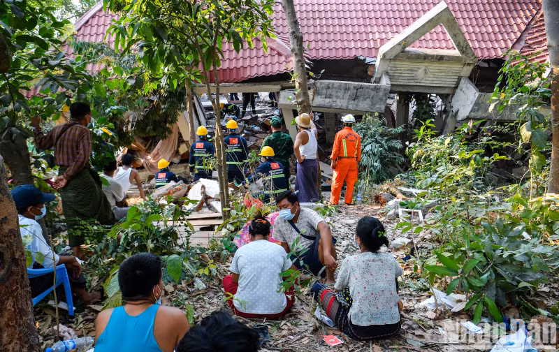 At the Bala Tidi residential area, Zabu Thiri District, Naypyidaw, the victims’ relatives have been waiting on-site for the past two days, anxiously hoping for search results.