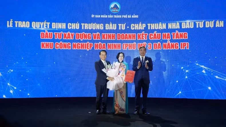 Da Nang City leaders grant the investment certificate to the investor of the project.
