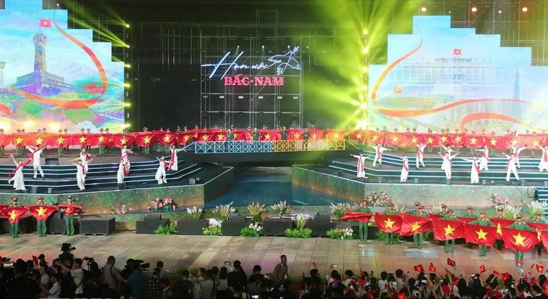 The massive 2,700 m2 stage, designed to symbolise the divided North and South linked by the Hien Luong Bridge over the Ben Hai River (Photo: VNA)