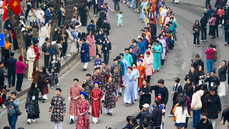 The parade passes through the pedestrian streets of Hoan Kiem Lake.