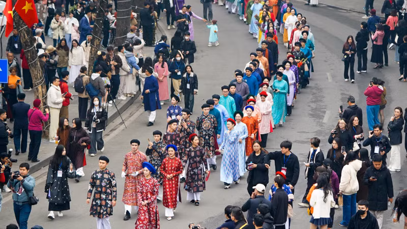 The parade passes through the pedestrian streets of Hoan Kiem Lake.