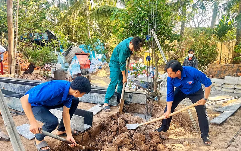 Youth union members in Soc Trang Province volunteer to help build houses for poor households. (Photo: NGUYEN PHONG)