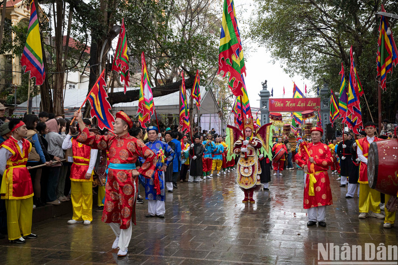 The Tho Ha Village Festival, a special cultural celebration, takes place from the 20th to the 22nd of the first lunar month each year. It is an occasion for villagers to express gratitude to Dao Tri Tien, the ancestral master who introduced pottery-making to the village in the 12th century.